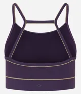 Top deportivo de microfibra en color violeta con detalles de friso en tono arena. Presenta un diseño de escote redondo, breteles finos y una banda inferior elástica que proporciona mayor sujeción. Incluye copas removibles para mayor comodidad.