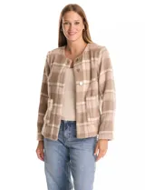 Chaqueta de corte recto y cuello redondo, confeccionada en tejido aterciopelado con estampado de cuadros en tonos beige y marrón. Presenta cierre frontal con botones metálicos circulares, bolsillos tipo parche en el frente y forro interno a tono.