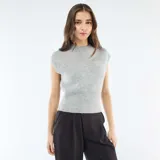 Chaleco de punto cálido color gris melange, con cuello redondo y diseño sin mangas.