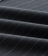 Pantalón de corte regular gris oscuro con diseño de raya diplomática fina y bordado localizado. Confeccionado en poliéster con viscosa, cuenta con cintura elástica.