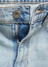 Pantalón de jean estilo mom-fit, de tiro alto, con cinco bolsillos, trabillas para cinturón y cierre frontal con cremallera y botón.