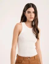 Musculosa blanca de tejido de punto con escote redondo y corte a la cadera.
