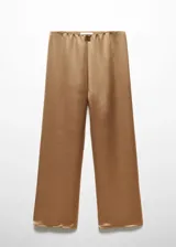 Pantalón wideleg de tejido satinado color tostado, con tiro alto y cintura elástica.