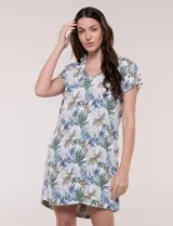 Vestido corto de lino color celeste con cuello camisero, escote en V, mangas cortas, bolsillos laterales invisibles y silueta holgada.