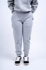 Conjunto deportivo compuesto por una campera corta con cierre frontal y un pantalón tipo jogging, ambos en color blanco.