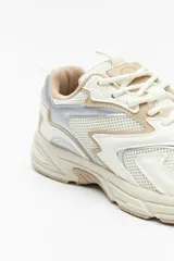 Zapatillas urbanas blancas con detalles plateados, de estilo chunky.