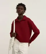 Sweater de algodón color borgoña, de corte slim, con cuello polo y mangas largas.