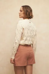 Short de vestir color verde oliva, tiro alto, con pinzas en la cintura y cierre frontal.