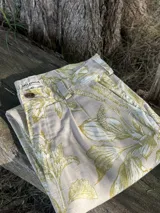 Bombacha de campo de gabardina color beige con estampado botánico en tonos verde oliva, de corte tradicional con trabillas para cinto y botón frontal.