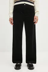 Pantalón de corte recto y silueta relajada, confeccionado en pana negra. Presenta cierre frontal con botón metálico, bolsillos laterales y diseño inspirado en la ropa de trabajo.