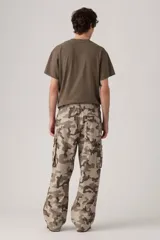 Pantalón cargo de corte holgado con estampado camuflado en tonos tierra. Presenta cintura elástica con cordón ajustable, bolsillos laterales tipo cargo y diseño de pierna ancha.