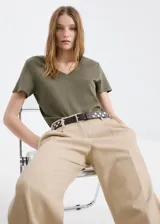 Camiseta verde militar de manga corta, con cuello en V y diseño de corte recto.