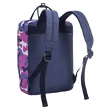 Mochila Topper con diseño camuflado en tonos rosa, violeta, azul y blanco. Cuenta con un compartimento principal con cierre, un bolsillo frontal con cierre, correas de hombro acolchadas y ajustables, y doble asa superior para llevar en la mano.
