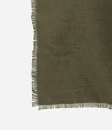 Bufanda femenina de punto liviano en color negro, con diseño básico y terminación deshilachada en los extremos.