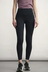 Calza deportiva negra de tiro alto, con bolsillos laterales y largo hasta el tobillo.