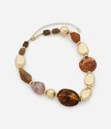 Collar maxi estructurado confeccionado en metal reciclado con baño light gold. Presenta un diseño orgánico y asimétrico con piedras de resina en diferentes tamaños y formatos en tonos ámbar, dorado y rosado.
