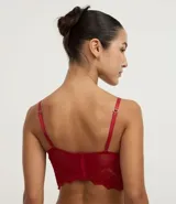 Soutien alargado confeccionado en encaje floral color rojo. Diseño estructurado estilo corset, con aro, breteles ajustables y cierre trasero con ganchos.