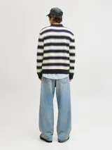 Polo tejido de manga larga con ajuste holgado, diseño a rayas horizontales en azul marino y blanco, cuello tipo polo con cierre de tres botones y puños acanalados.