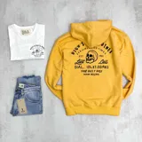 Canguro amarillo con capucha y cordones blancos, bolsillo tipo canguro y estampado frontal con texto y calavera.