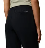 Pantalón negro de Columbia modelo Pinetown Canyon, con cintura elástica ajustable con cordón, bolsillos laterales, bolsillos cargo delanteros, puños elásticos en los tobillos y tecnología Omni-SHIELD™ de repelencia al agua y manchas.