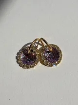 Aros colgantes dorados con argolla de acero quirúrgico y dije circular de resina con glitter multicolor, rodeado de strass.