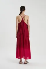 Vestido largo bretelero de voile de viscosa con teñido dip-dye, escote en V con puntilla a tono y falda con frunces y vuelo.