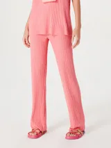 Pantalón de punto acanalado color rosa, de corte recto y tiro alto.