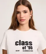 Remera blanca de algodón con cuello redondo y mangas cortas. Estampa frontal con la frase "class of '90 in my clubber era" en color negro.