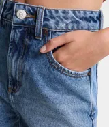 Short de jean celeste con tiro alto, corte mom, bolsillos delanteros y traseros, y lavado con efecto desteñido.