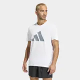 Remera deportiva Adidas de running color blanco, con cuello redondo, manga corta y gran logotipo estampado en el pecho con patrón de rayas grises. Incorpora tecnología transpirable Climacool y detalles reflectantes.