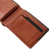 Billetera Rip Curl de cuero sintético, color marrón con detalle de logo metálico de la marca.