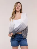 Cárdigan de punto calado con diseño degradado en tonos blanco y gris, frente abierto y mangas largas.