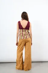 Top de lycra estampado de corte al cuello y ajuste elástico.