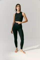 Legging de tejido sin costuras, color negro, con cintura alta y diseño ajustado.