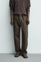 Pantalón cargo straight fit de algodón color negro con efecto lavado, bolsillos laterales en las piernas y cierre frontal con cremallera y botón.