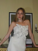 Top strapless blanco de cuero genuino, con diseño estructurado y detalle floral tridimensional de volados en el frente, de corte al cuerpo.