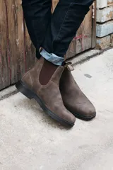 Botas Chelsea Blundstone 1306 de cuero rústico marrón con elásticos laterales marrones, suela de TPU negra antideslizante, entresuela acolchada y plantilla extraíble.