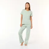 Conjunto de pijama color verde con estampado de estrellas blancas, compuesto por una camiseta de manga corta y un pantalón largo de corte recto.