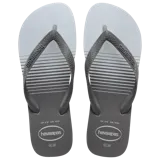 Sandalias tipo ojotas Havaianas con diseño estampado de hojas en tonos negro y gris. Presentan tiras negras con relieve de la marca.