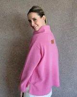 Sweater color crudo de cuello alto con mangas largas y corte holgado.