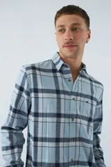 Camisa de hombre a cuadros color rosa, blanco y azul, de corte slim, manga larga, con bolsillo en el pecho y logo bordado.