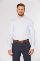 Camisa de manga larga a rayas verticales blancas y celestes, con cuello abotonado, bolsillo en el pecho con logo bordado y botones personalizados.