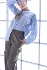 Pantalón babucha color gris acero de cuero sintético con cintura elástica y bolsillos laterales tipo cargo.