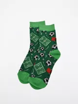 Medias verdes de algodón con diseño estampado de temática futbolística, incluyendo canchas, pelotas y banderas.