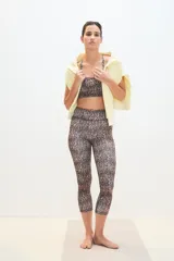 Calza deportiva de largo 7/8 con estampado animal print de leopardo en tonos marrones y negros. Presenta una cintura alta y elástica que brinda soporte y ajuste al cuerpo.