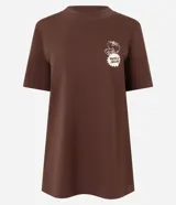 Remera marrón de algodón y poliéster, con cuello redondo y mangas cortas. Estampa en la espalda con la palabra "Market" y dibujo de vegetales.
