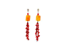 Pendientes largos con pieza central rectangular de resina naranja y cascadas colgantes de cuentas rojas irregulares.