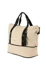 Bolso de nylon color beige, tipo shopper, con asas de mano y tiras negras. Cuenta con compartimento inferior con cierre y un llavero colgante desmontable.