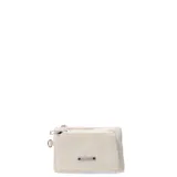 Billetera compacta de diseño minimalista en color beige, confeccionada en material sintético con acabado suave. Cuenta con un compartimento principal con cierre y un bolsillo frontal externo también con cierre, además de una placa metálica decorativa con el logo de la marca.
