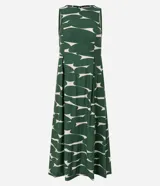 Vestido midi sin mangas, de corte al cuerpo y falda plisada, con cuello redondo y cierre por gota. Presenta un estampado abstracto en verde oscuro y beige.
